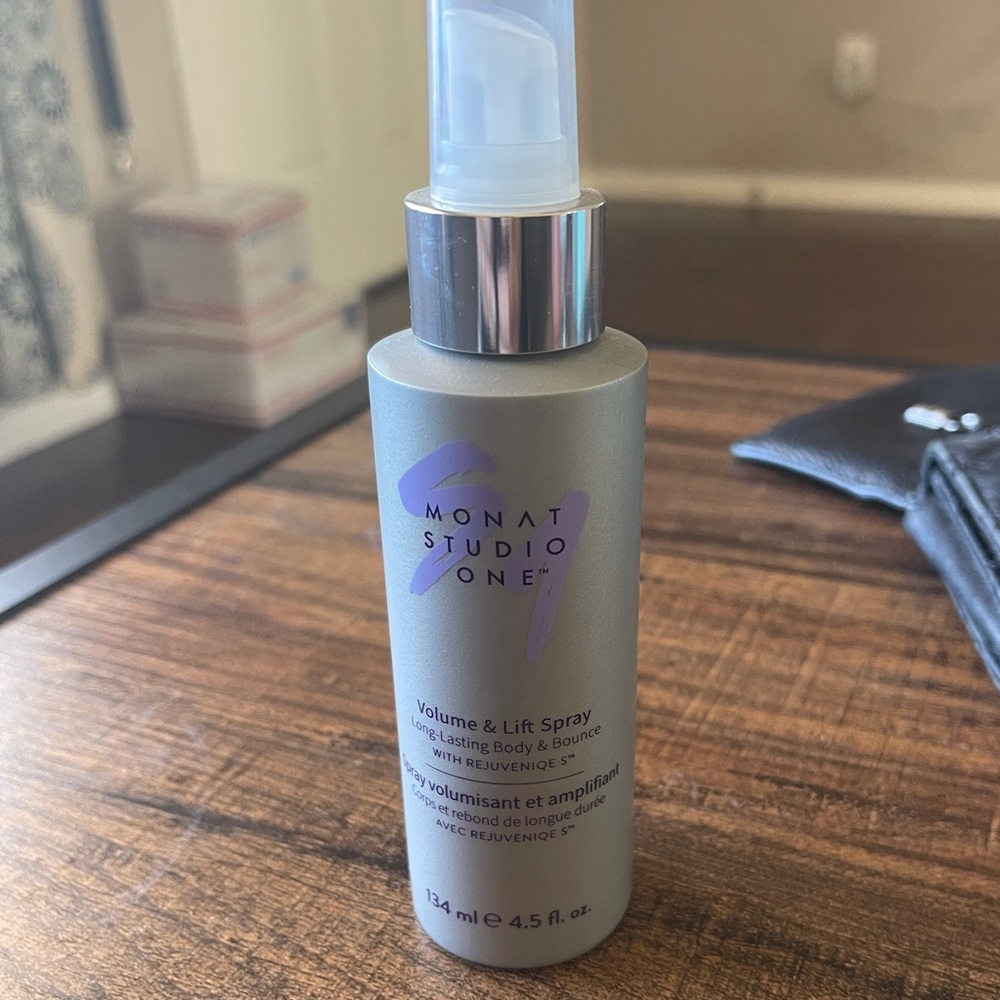 Monat Volume and lift spray